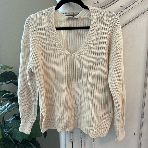 Everlane Sweaters - Everlane Chunky Knit Heavy Cotton Blend Cream Sweater V Neck Medium